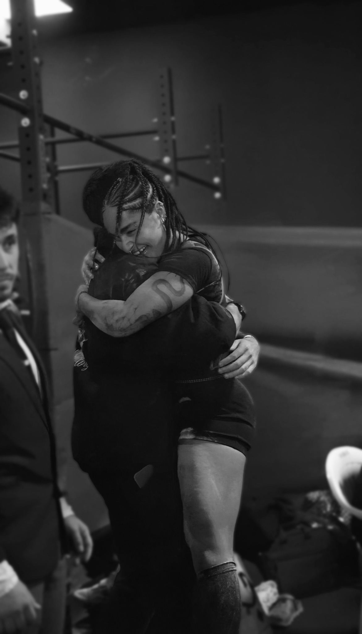 Un abrazo entre Manu y una atleta en un entorno de entrenamiento